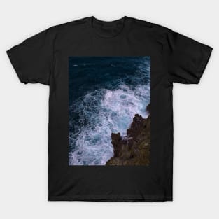 Blue ocean waves against a coral reef T-Shirt